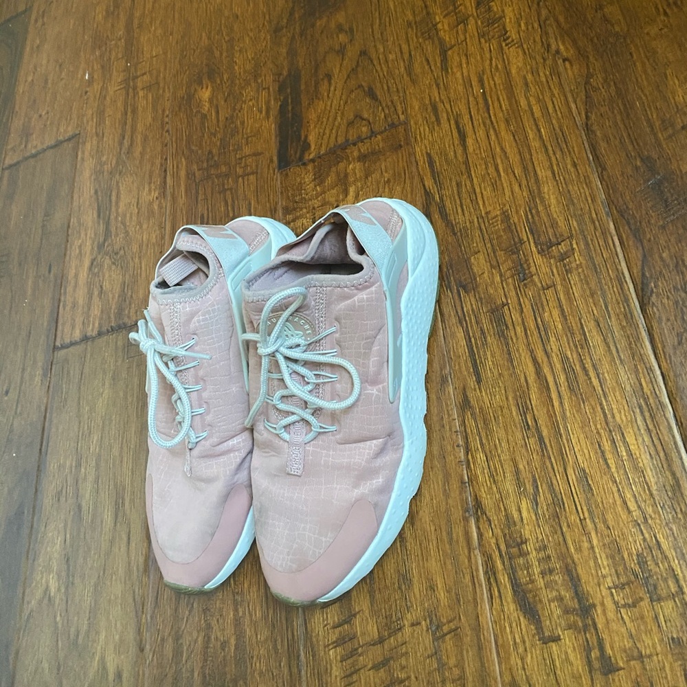 Light pink women’s  huaraches